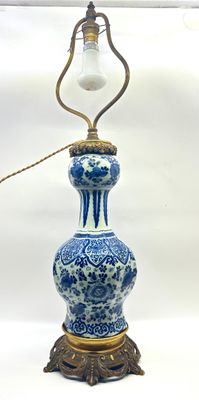 Pied de lampe en faïence de Delft à décor en camaïeu bleu de fleurs, m