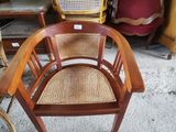 une chaise posée au milieu d'une pile de chaises