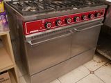 une photo d'une cuisinière professionnelle dans une cuisine