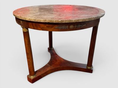 une image représentant une table ronde avec un plateau en marbre et des pieds en bois
