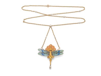 un collier orné d'une libellule suspendue à son dos