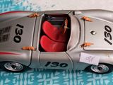 une voiture jouet posée sur une table