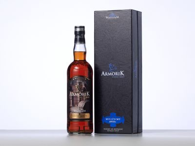 une bouteille de whisky Amomark à côté d'une boîte noire