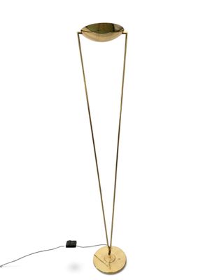 Le lampadaire est en laiton et possède un pied en métal