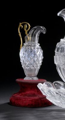 deux vases posés sur un socle rouge