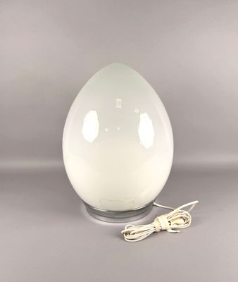 une image représentant une lampe blanche en forme d'œuf, munie d'un cordon
