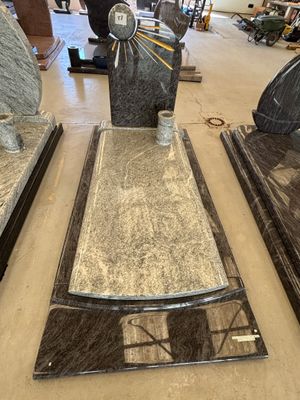 deux pierres tombales en granit noir exposées dans un magasin