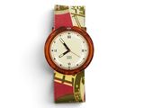 une montre posée sur un bracelet en tissu