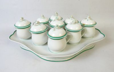 un plateau sur lequel se trouvent six assiettes blanches et vertes