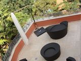 une vue sur l'océan depuis le balcon d'une maison