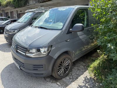 plusieurs voitures garées les unes à côté des autres dans un parking