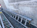 une échelle appuyée contre le mur d'un immeuble
