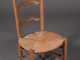 une image représentant une chaise en bois sur fond gris