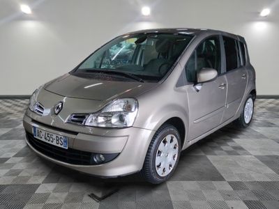 la photo d'une petite voiture argentée garée dans un garage