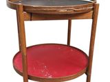 une petite table en bois sur laquelle est posé un plateau rouge