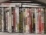 plusieurs dvd empilés sur une étagère