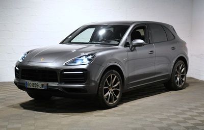 La Porsche Cayenne est garée dans un garage dont le sol est recouvert d'un motif à damier.