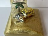 une petite voiture jaune sur laquelle est posé un palmier