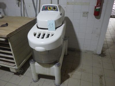 une machine qui se trouve dans le coin d'une pièce