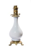 Lampe à pétrole formée d'un vase balustre en opaline blanche… (photo 2)