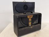une radio à l'ancienne posée sur une table
