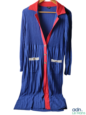 une photo d'un cardigan bleu et rouge
