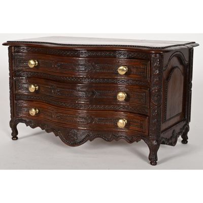 une commode ancienne avec un plateau en marbre et des poignées en laiton