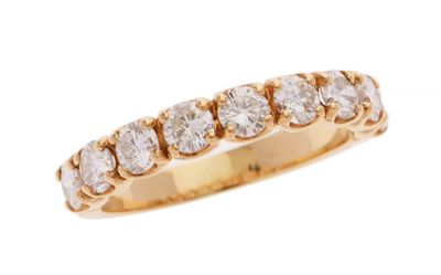 une bague en or jaune 18 carats sertie de diamants