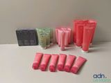 quelques tubes roses sont alignés sur une table blanche