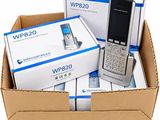 Plusieurs cartons de téléphones portables sont empilés les uns sur les autres