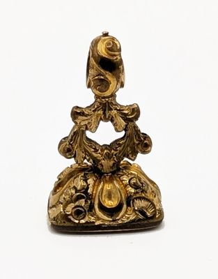 PENDENTIF "cachet" en métal doré à décor rocaille serti d'un…