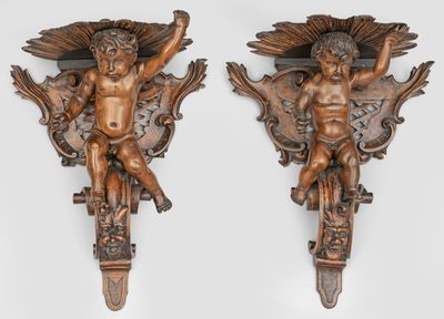 paire d'appliques murales en bois sculpté représentant des chérubins et des anges