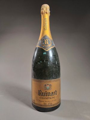 une vieille bouteille de champagne posée sur une table