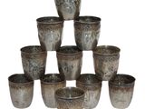 une pyramide de tasses disposées en forme de pyramide