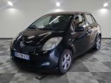 la photo d'une petite voiture noire garée dans un garage