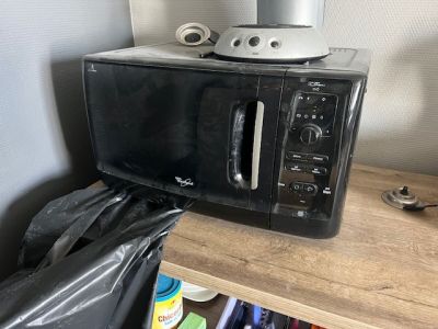 1 four micro-ondes WHIRLPOOL noir