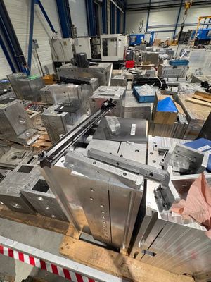 a lot of machines that are sitting in a warehouse