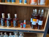 de nombreuses bouteilles d'alcool posées sur une étagère dans un magasin