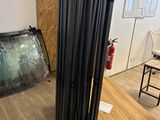 une pièce dans laquelle se trouvent une table, des chaises et une borne d'incendie