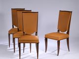 trois chaises avec des dossiers recouverts de cuir et des pieds en bois