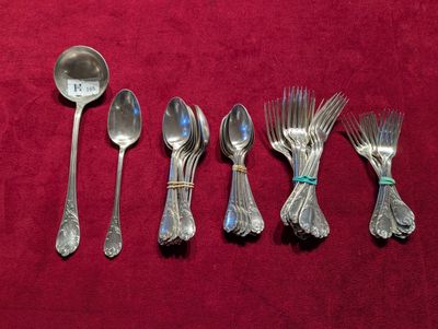 six cuillères en argent et une cuillère ornée d'une perle bleue