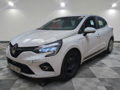 la voiture blanche est garée sur un sol en damier dans le garage