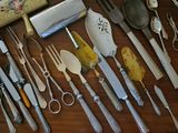 plusieurs types d'argenterie sur la table