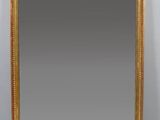 un miroir ancien dans un cadre doré, orné d'un motif décoratif