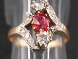 un gros plan d'une bague sertie d'une pierre rouge