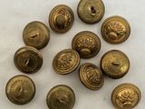 six boutons anciens en laiton sur fond blanc