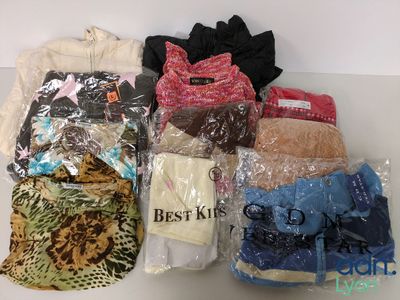 de nombreux sacs de vêtements posés sur une table