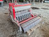 une machine posée à même le sol, dans la terre