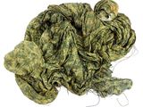 un tas de laine verte sur une surface blanche