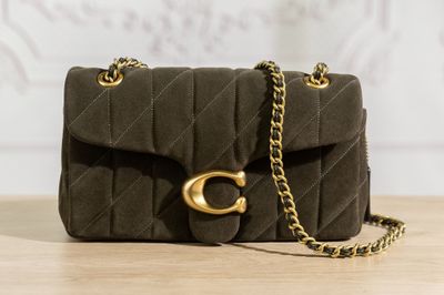 une image représentant un sac à main posé sur une table, avec une chaîne